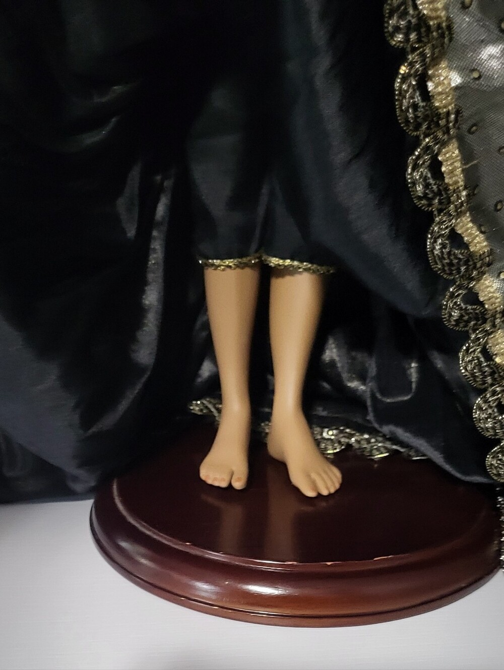 1997 Cleopatra Porcelain Doll - Picture 3 of 9